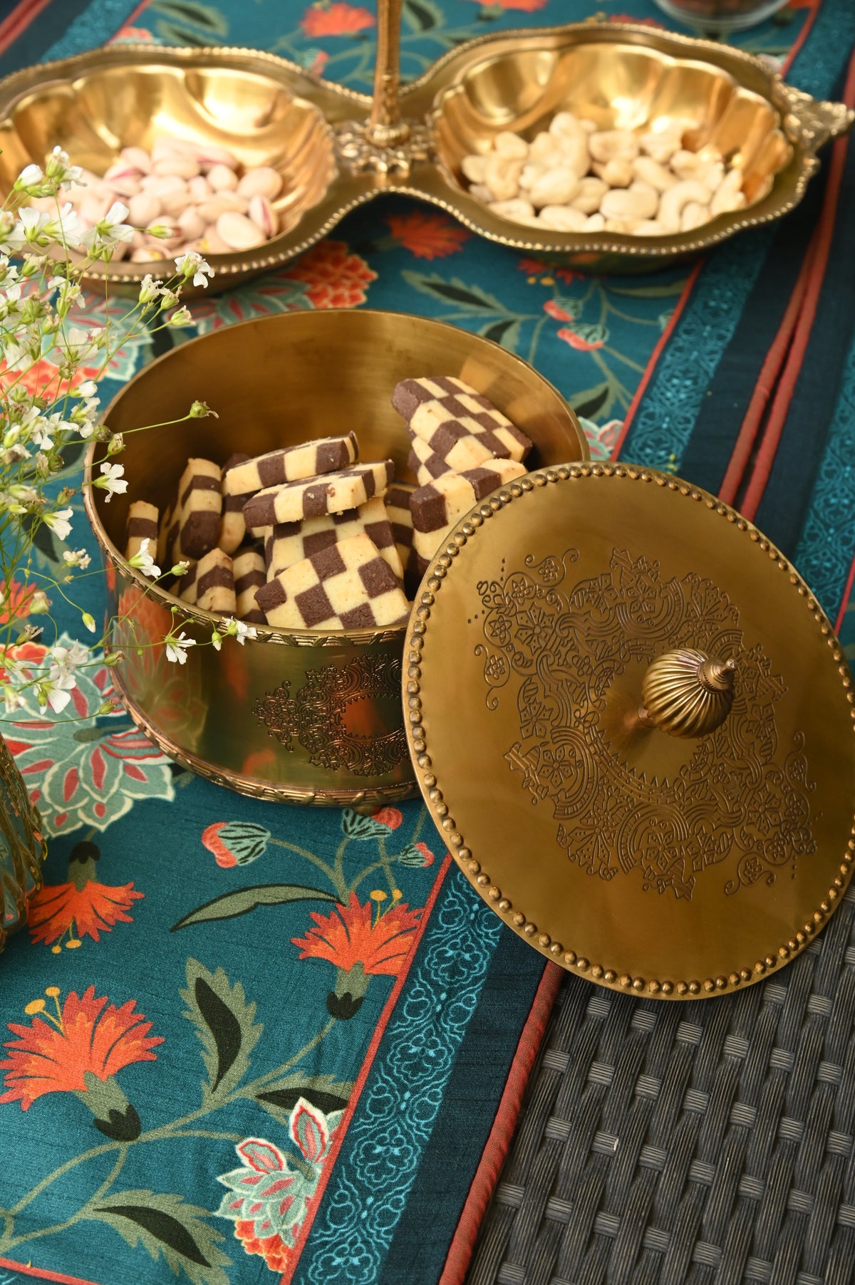 Zeenat Gold Round Savory Set