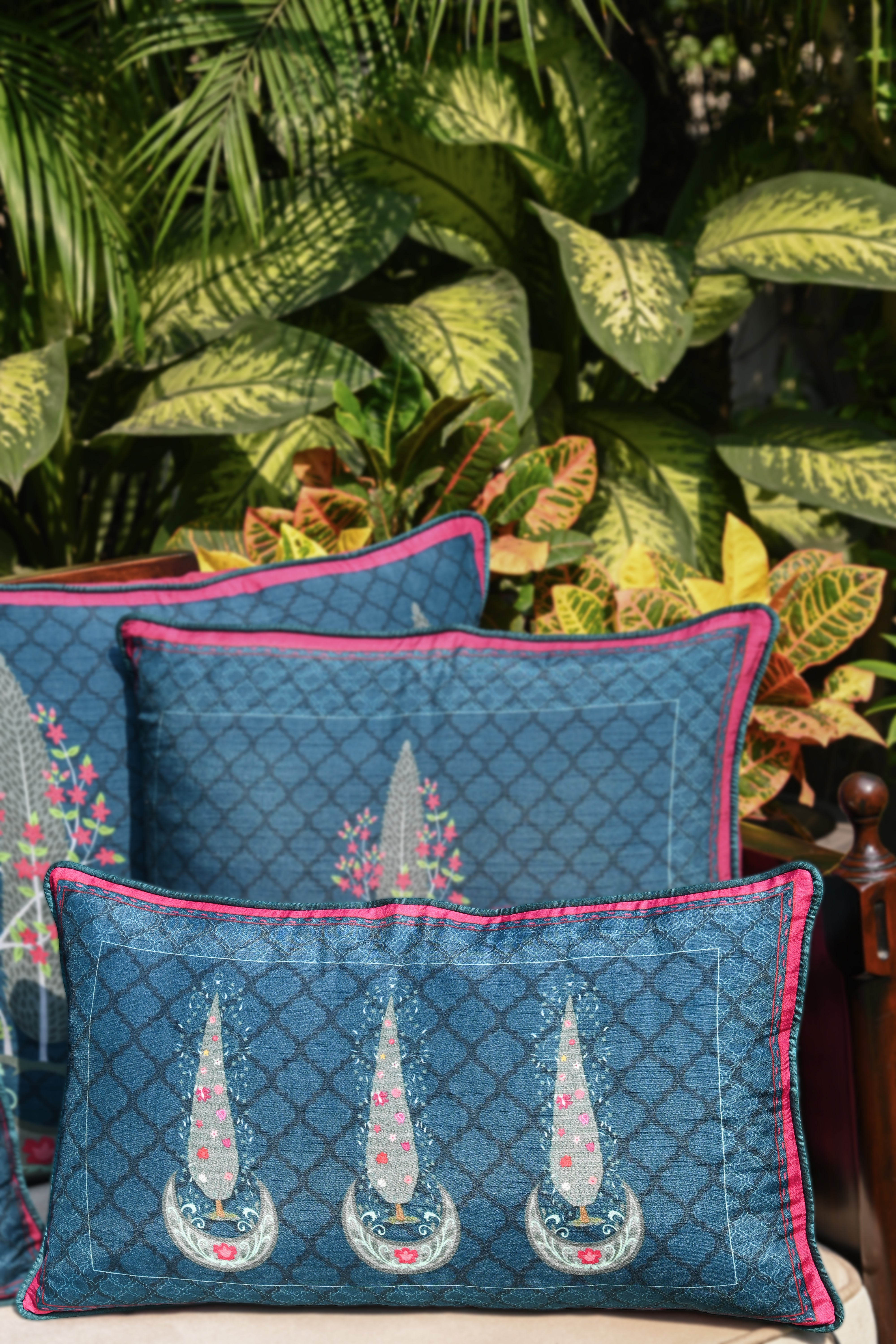 Tricone Chand Cushion